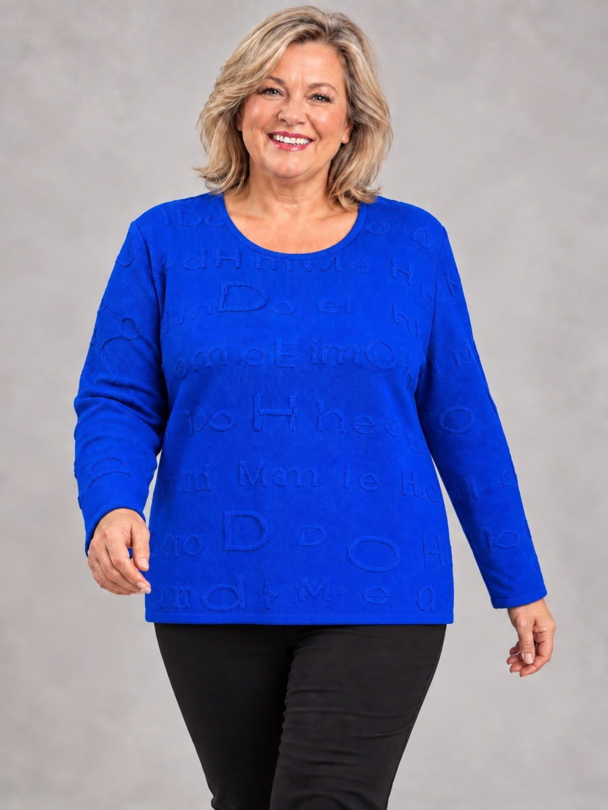 Royalblauer Strickpullover von Heimod mit Buchstaben-Relief, Vorderansicht