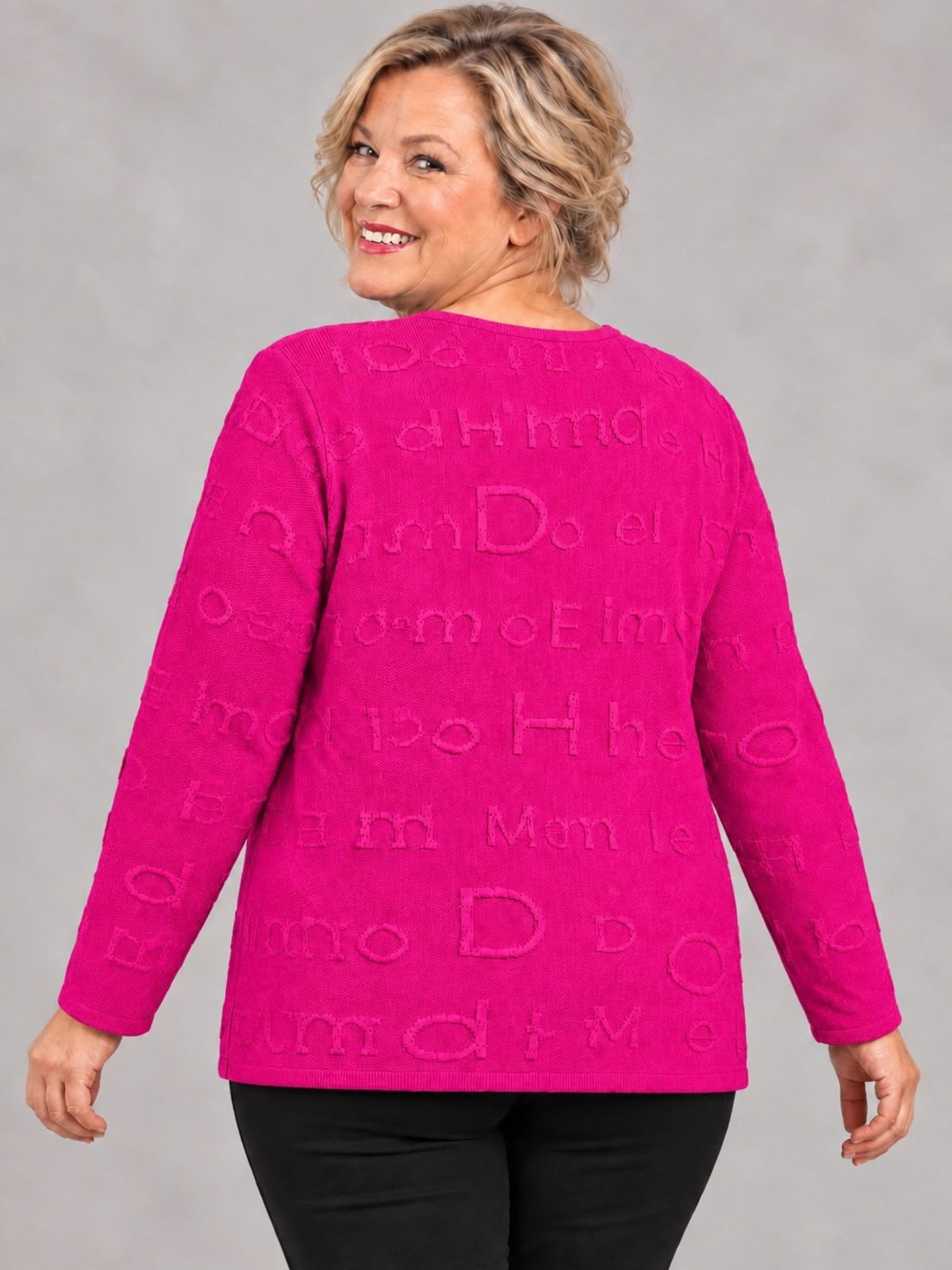 Pinkfarbener Strickpullover mit Buchstaben-Relief, Rückansicht