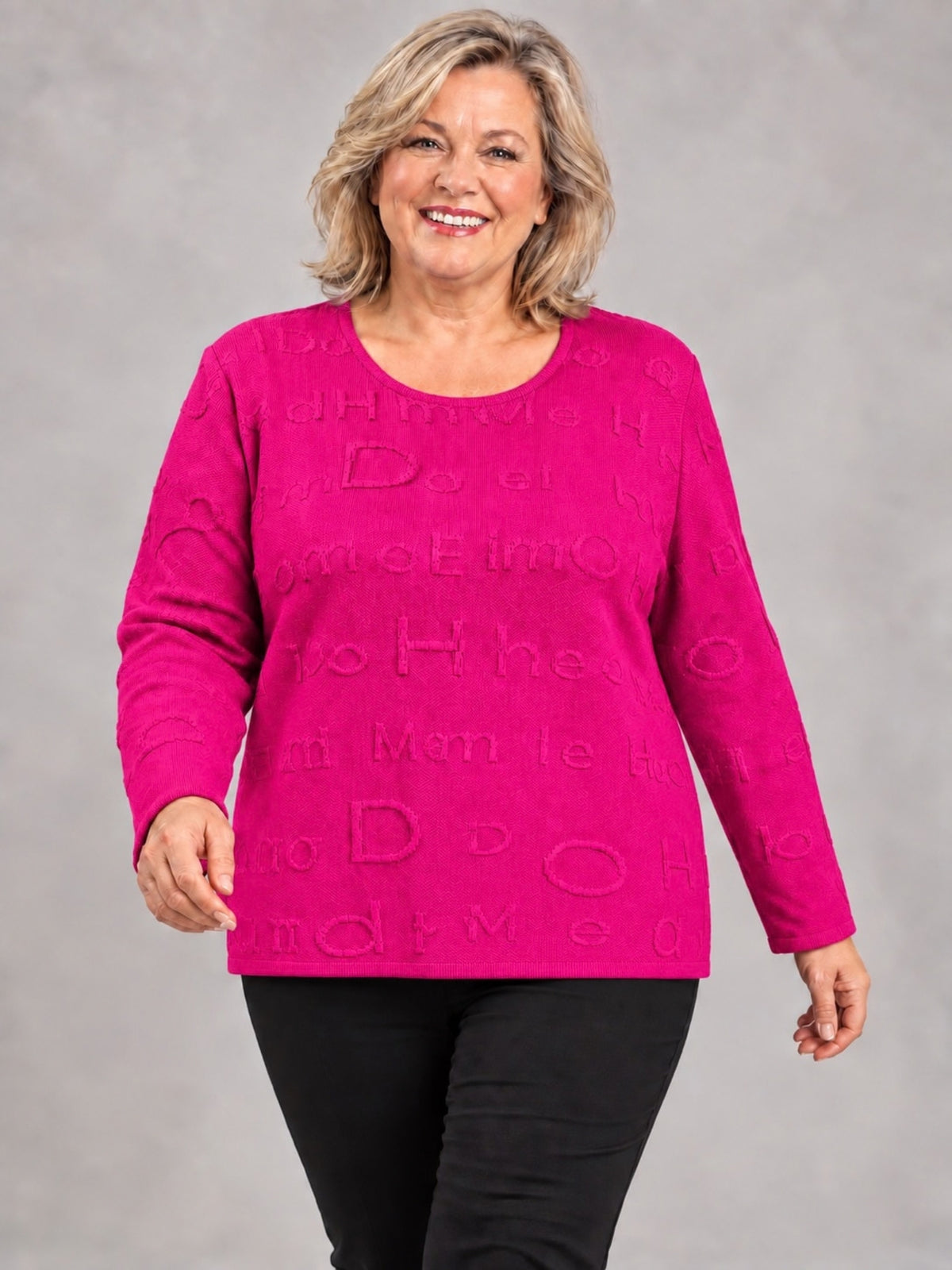 Pinkfarbener Strickpullover mit Buchstaben-Relief, Vorderansicht