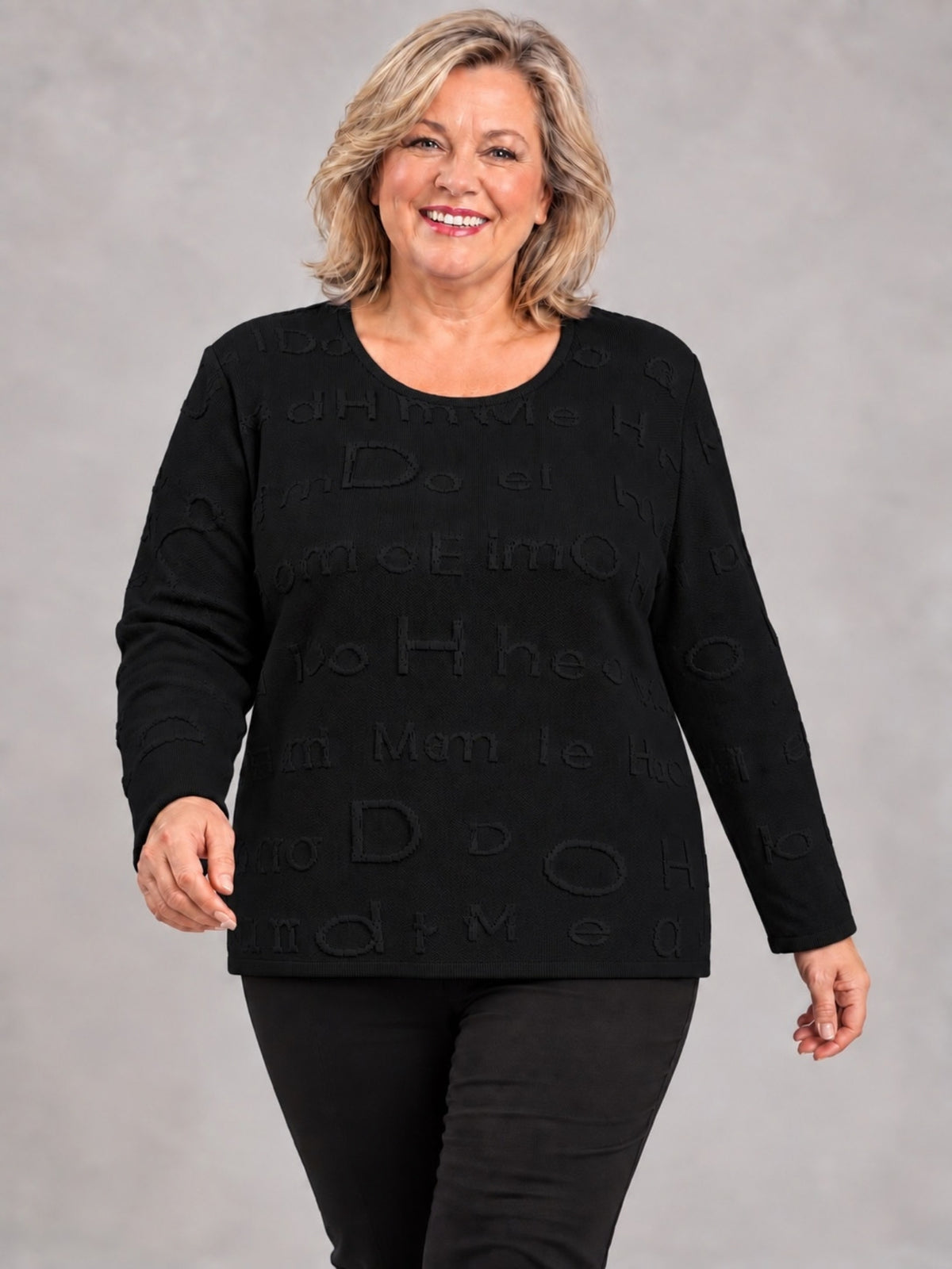 Schwarzer Strickpullover mit Buchstaben-Relief, Vorderansicht