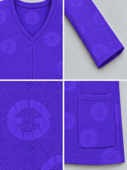 H-Muster im Strick des lila Pullovers, Detailansicht