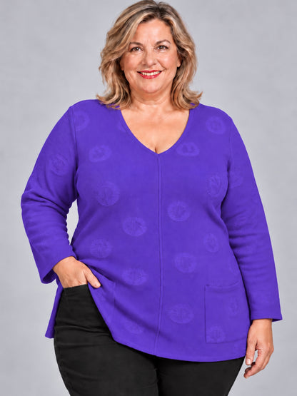 Lila Strickpullover mit H-Muster und V-Ausschnitt, Vorderansicht