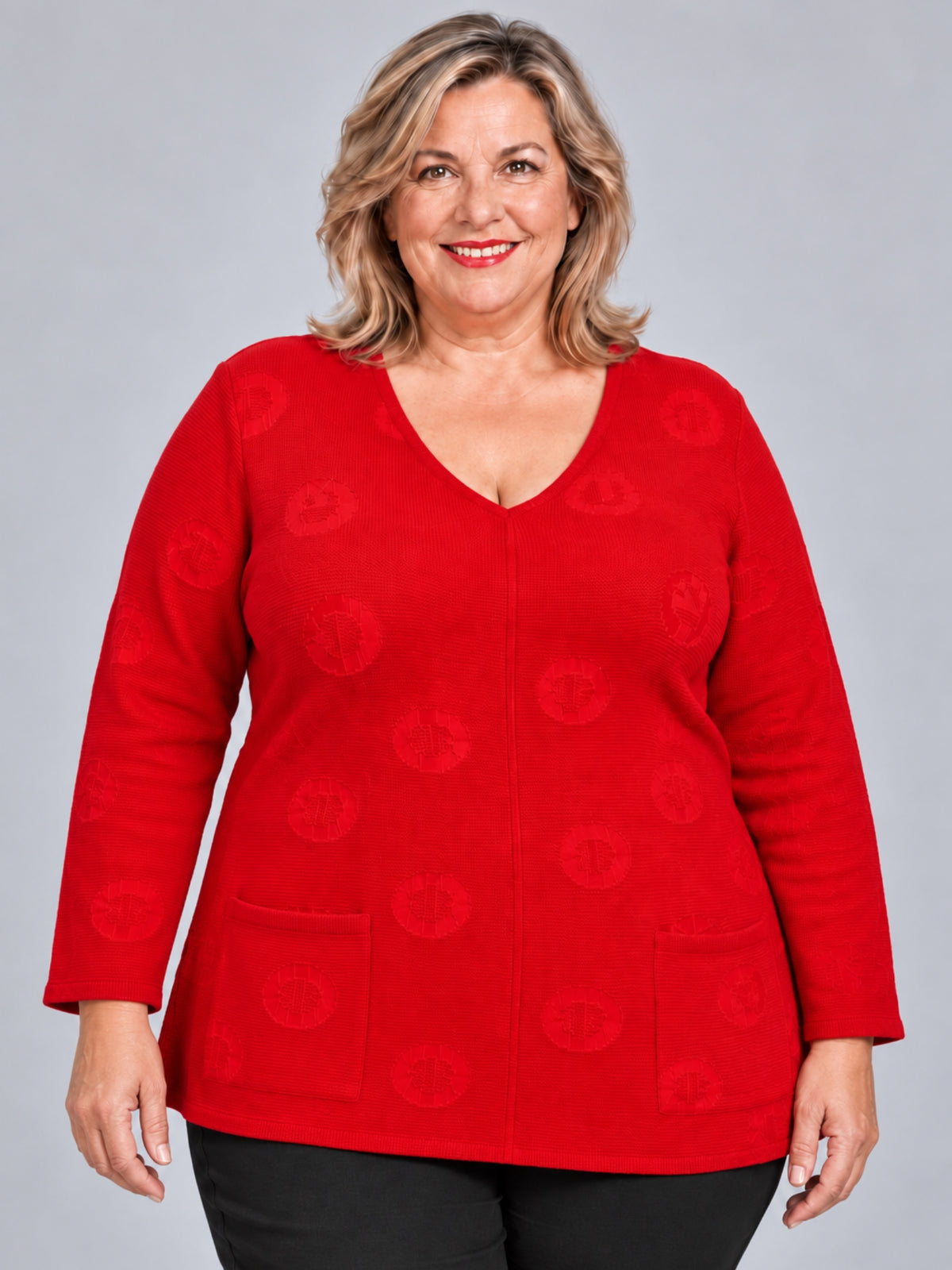 Roter Strickpullover mit H-Muster und V-Ausschnitt, getragen