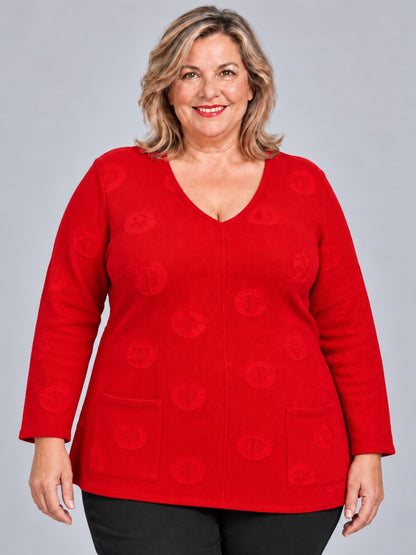 Roter Strickpullover mit H-Muster und V-Ausschnitt, getragen