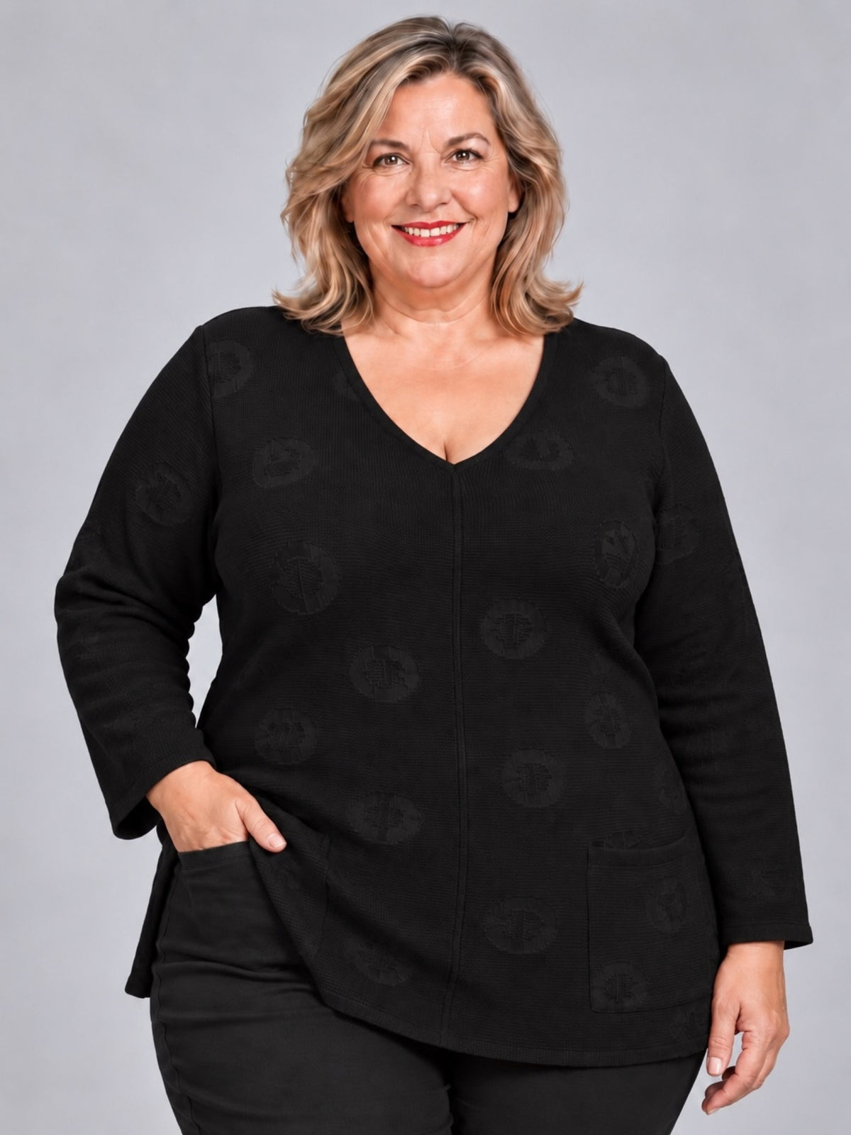 Schwarzer Strickpullover mit H-Muster und V-Ausschnitt, Vorderansicht