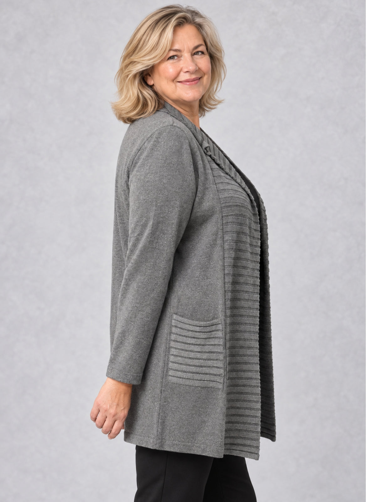 Graue offene Strickjacke mit aufgesetzter gerippter Tasche, seitliche Ansicht