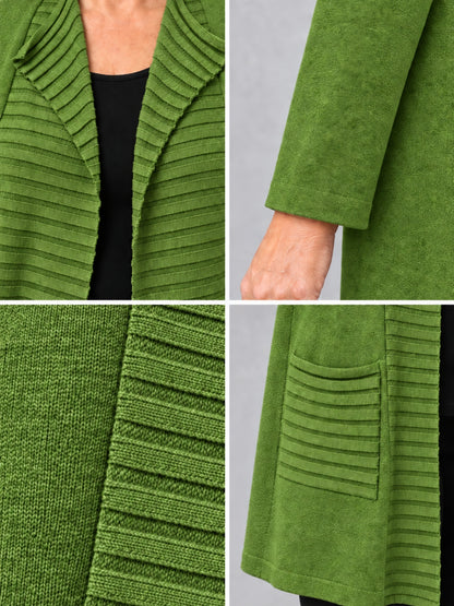 Kragen, Ärmel, Strick und gerippte Tasche der grünen Feinstrickjacke, Detailansicht