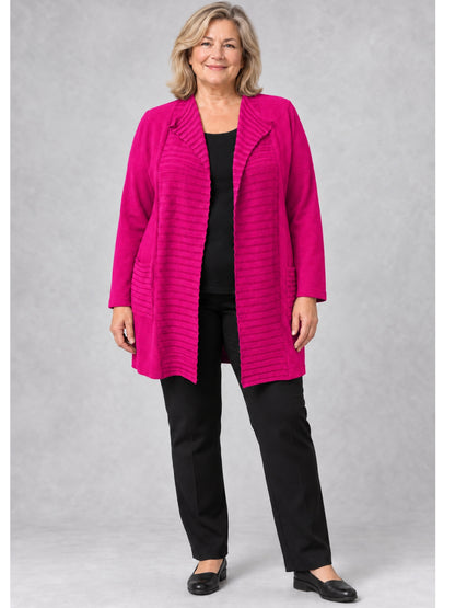 Pinke lange Feinstrickjacke mit Querrippen, getragen mit schwarzem Shirt und schwarzer Hose