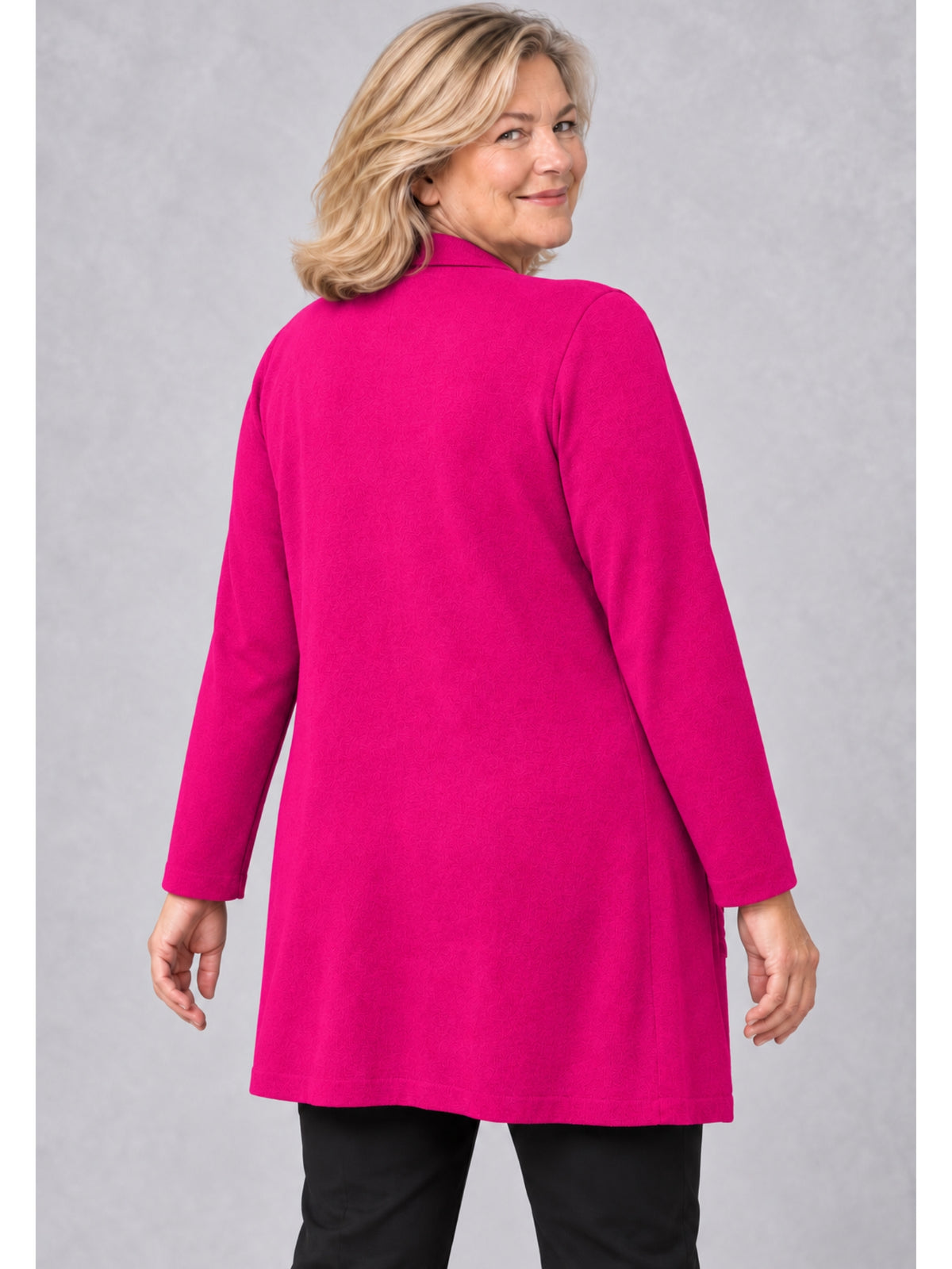 Pinke Feinstrickjacke mit feinem Reliefmuster am Rücken, Rückansicht