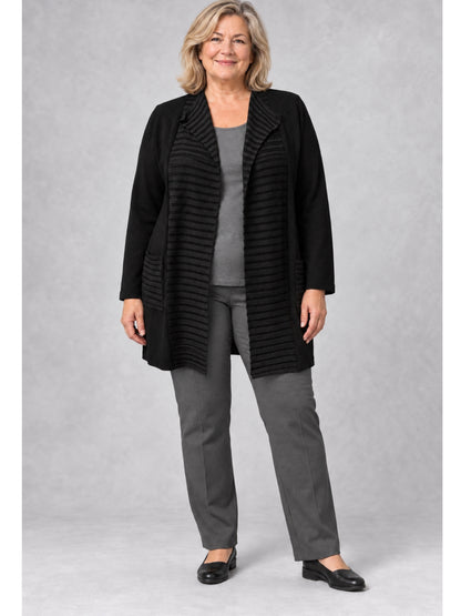 Schwarze lange Feinstrickjacke von Heimod mit Querrippen, getragen mit grauem Shirt und grauer Hose