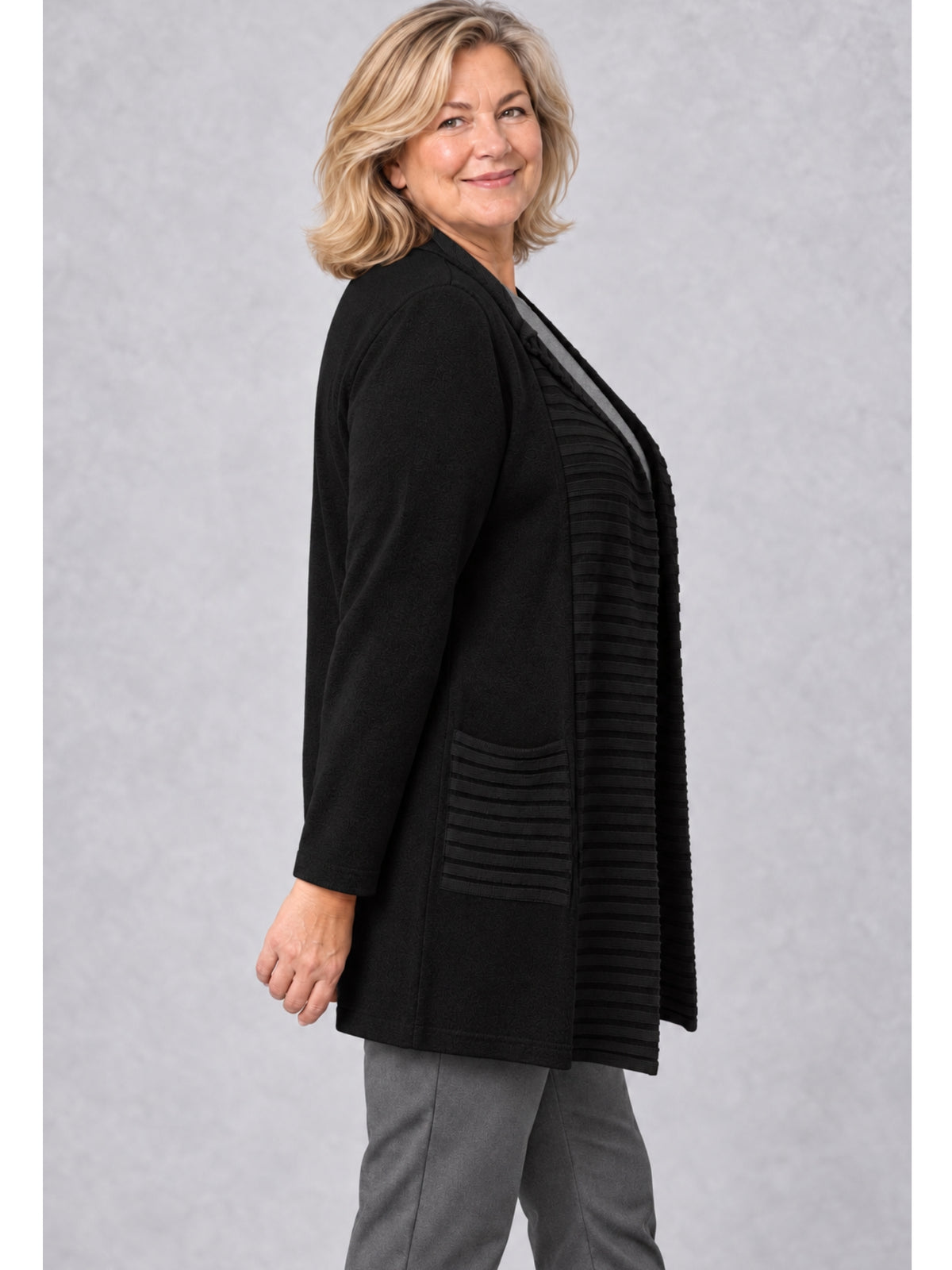 Schwarze offene Strickjacke mit aufgesetzter gerippter Tasche, seitliche Ansicht