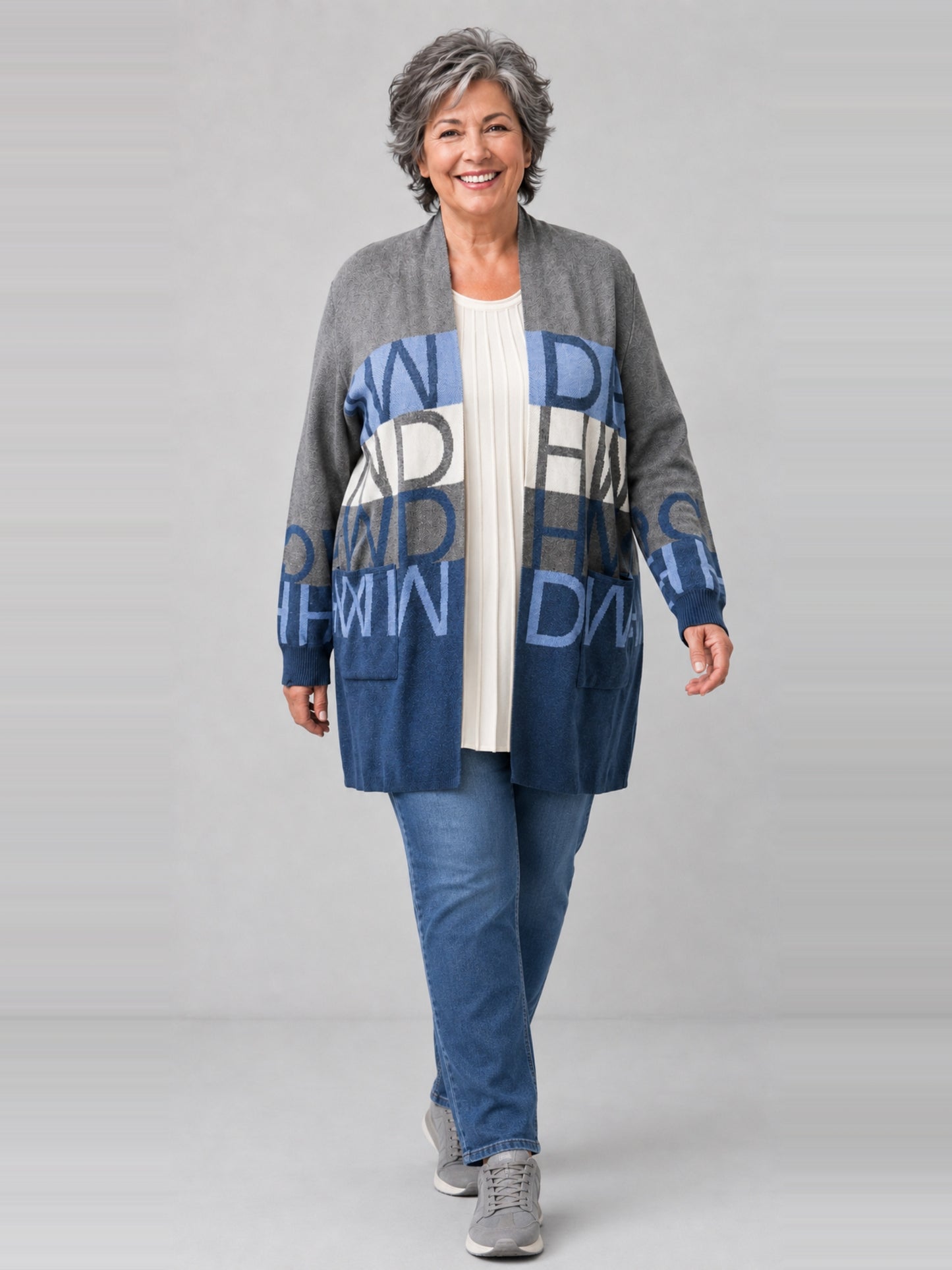 Heimod Strickjacke Baumwolle mit Buchstaben-Muster – Blau/Grau Gr. 44–60