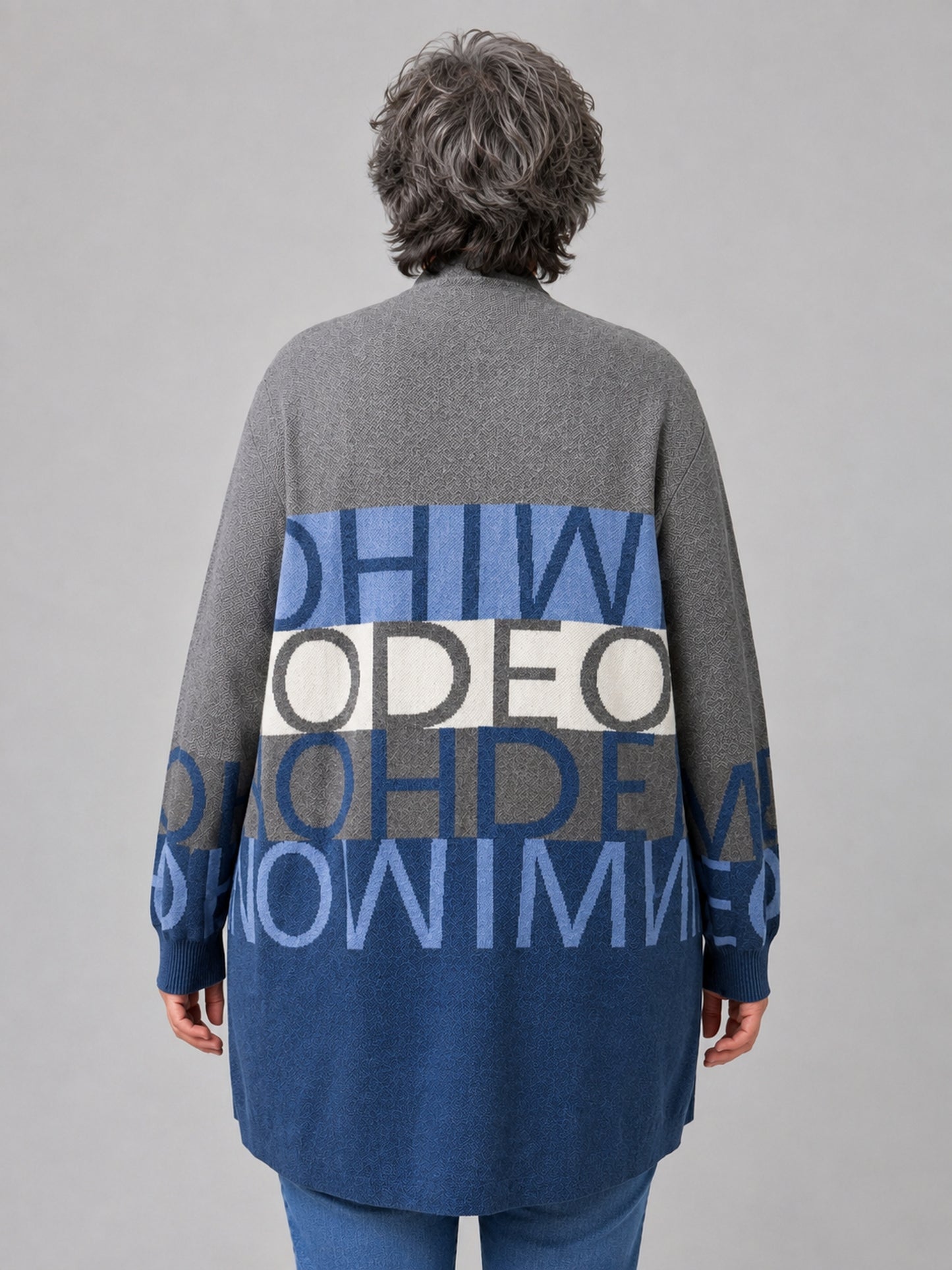 Heimod Strickjacke Baumwolle mit Buchstaben-Muster – Blau/Grau Gr. 44–60
