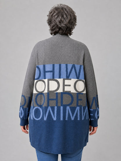 Heimod Strickjacke Baumwolle mit Buchstaben-Muster – Blau/Grau Gr. 44–60