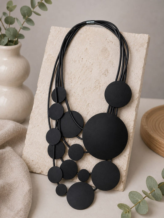 Schwarze Kautschuk-Kette mit Schaumstoff-Kreisen – mehrreihig, Magnetverschluss
