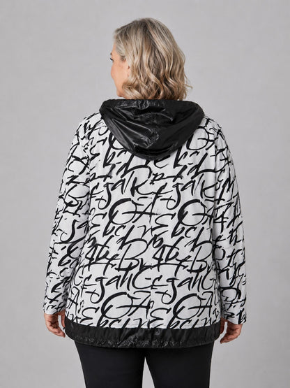 Lea H Curve Jacke Allover-Schriftprint – Viskosejersey mit Taft-Kapuze, Gr. 44–54