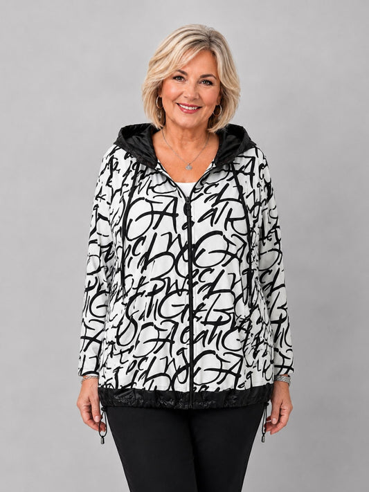 Lea H Curve Jacke Allover-Schriftprint – Viskosejersey mit Taft-Kapuze, Gr. 44–54