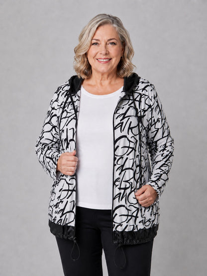 Lea H Curve Jacke Allover-Schriftprint – Viskosejersey mit Taft-Kapuze, Gr. 44–54