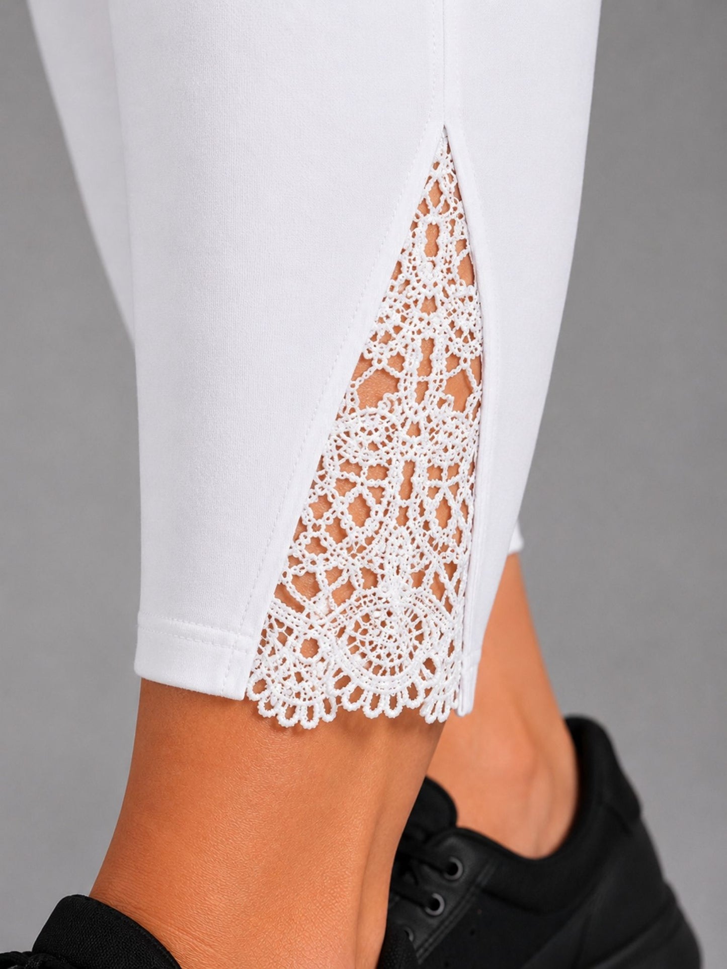 Lea H Curve Leggings 3/4-Länge mit Spitzeneinsatz – Schwarz & Weiß – Gr. 44–54