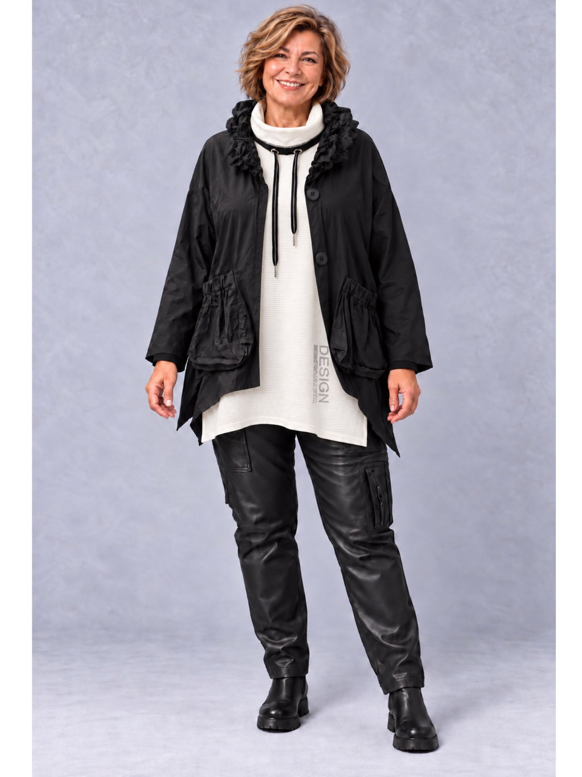 Pullover in Ecru getragen mit der schwarzen Kunstlederhose mit Cargotaschen und Stiefeletten