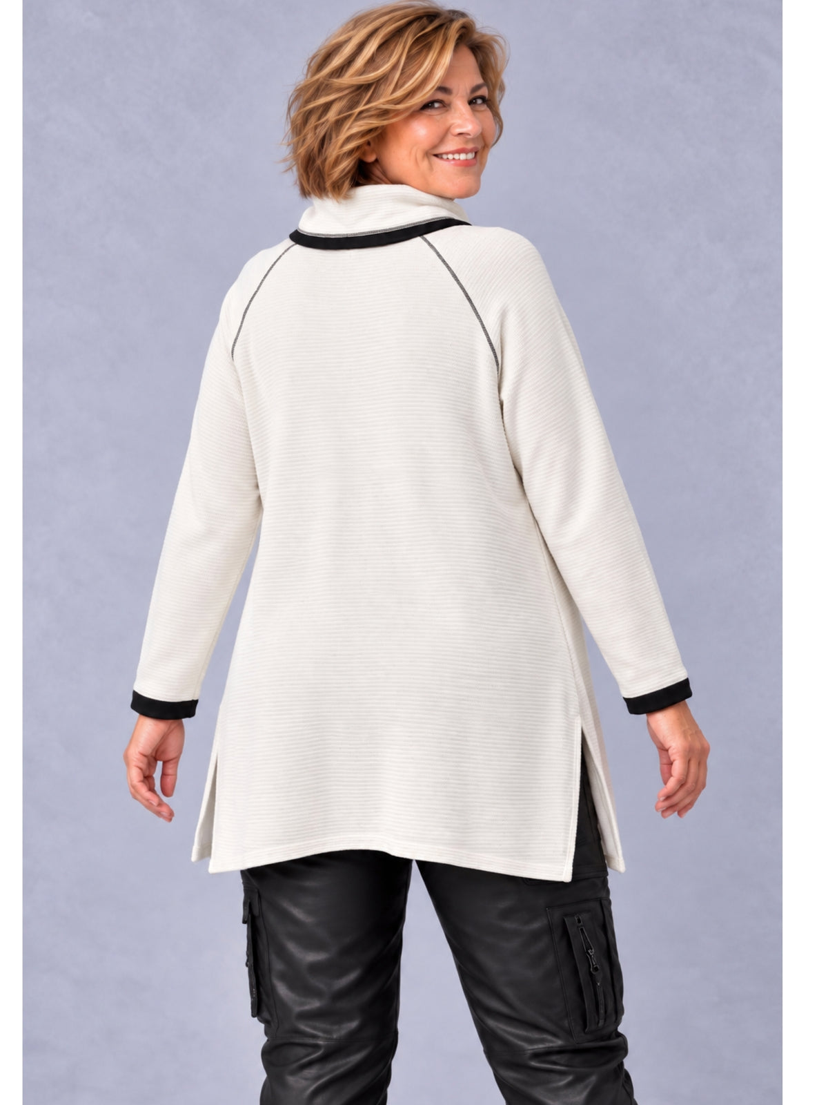 Ecrufarbener Pullover mit hohem Kragen und schwarzen Ärmelbündchen, Rückansicht
