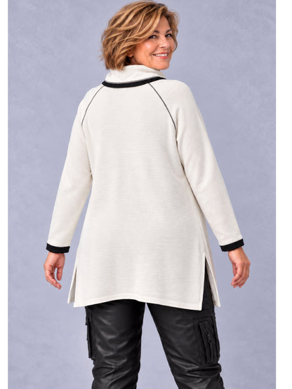 Ecrufarbener Pullover mit hohem Kragen und schwarzen Ärmelbündchen, Rückansicht