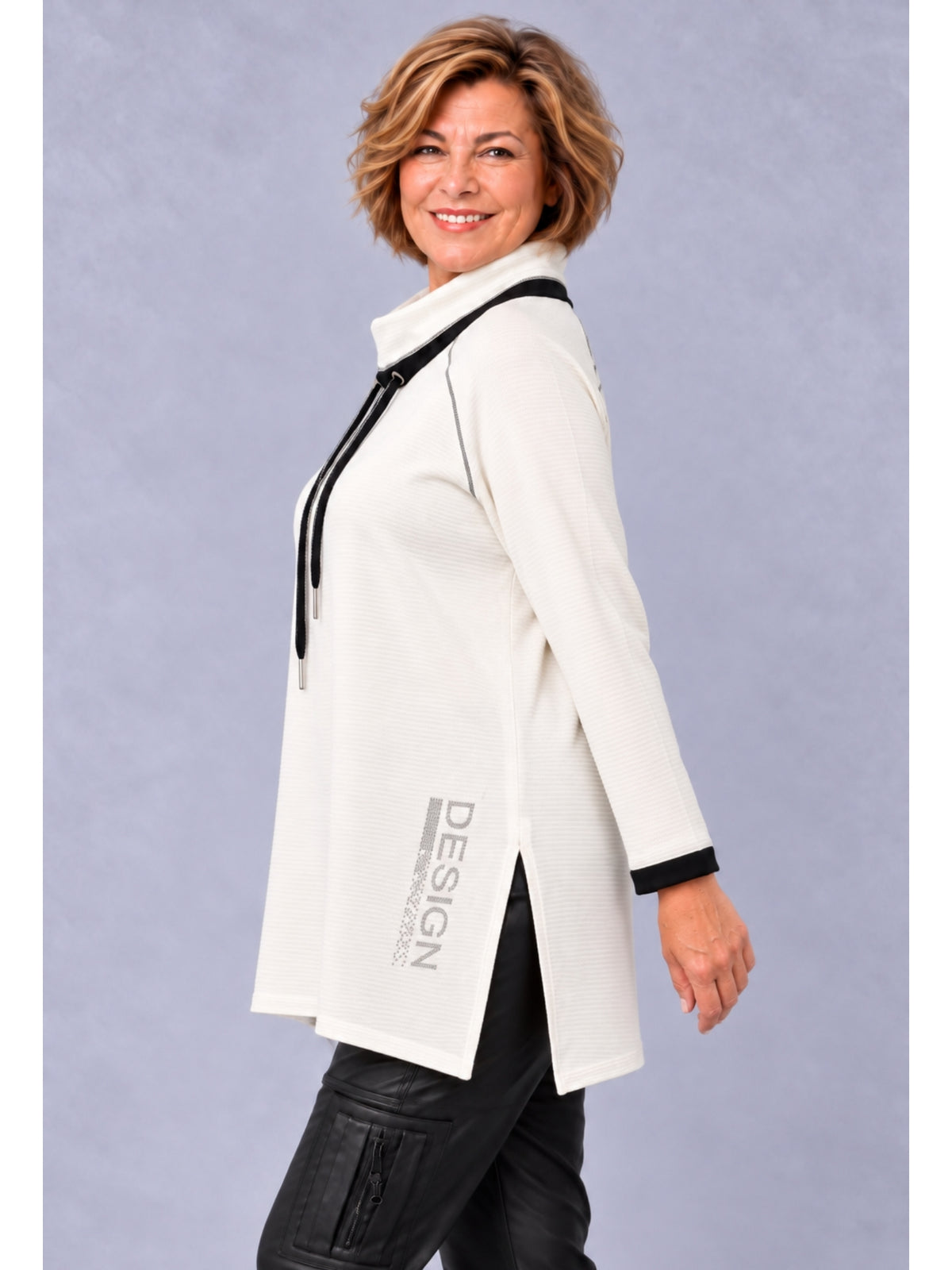 Pullover in Ecru mit Straß-Schriftzug und Seitenschlitz, seitliche Ansicht