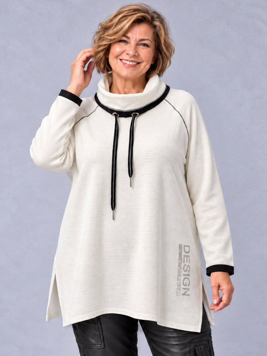 Ecrufarbener Pullover von Lea H Curve mit Kordelkragen und schwarzen Kanten, Vorderansicht