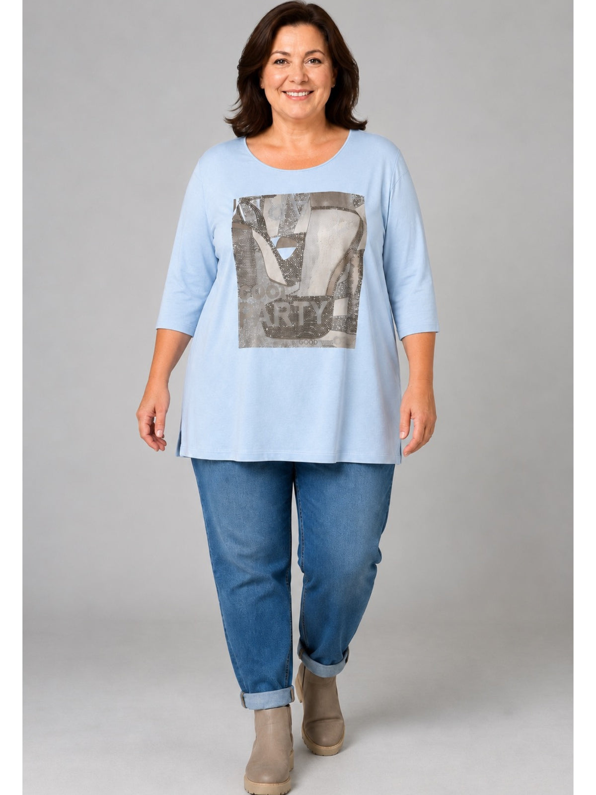 Hellblaues Shirt mit Straß-Motiv und 3/4-Arm, getragen
