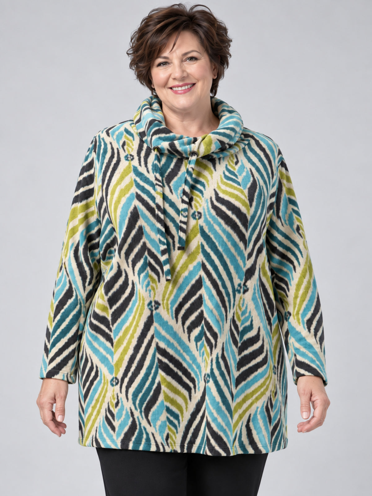Bunter Chenille-Pullover von Lea H Curve mit weitem Kragen und Kordel, getragen, Vorderansicht