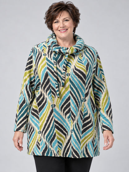 Bunter Chenille-Pullover von Lea H Curve mit weitem Kragen und Kordel, getragen, Vorderansicht