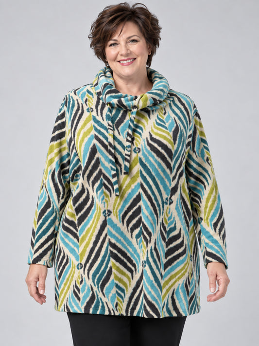 Bunter Chenille-Pullover von Lea H Curve mit weitem Kragen und Kordel, getragen, Vorderansicht