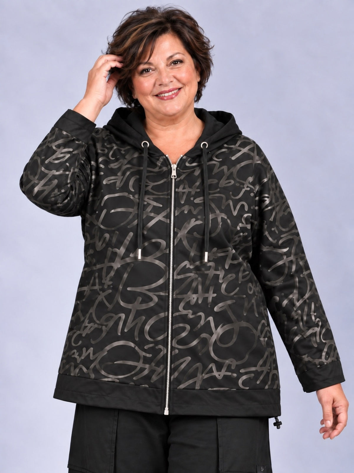 Lea H Curve Sweatjacke mit Kapuze und Schrift-Print – Schwarz/Silber Gr. 44–54