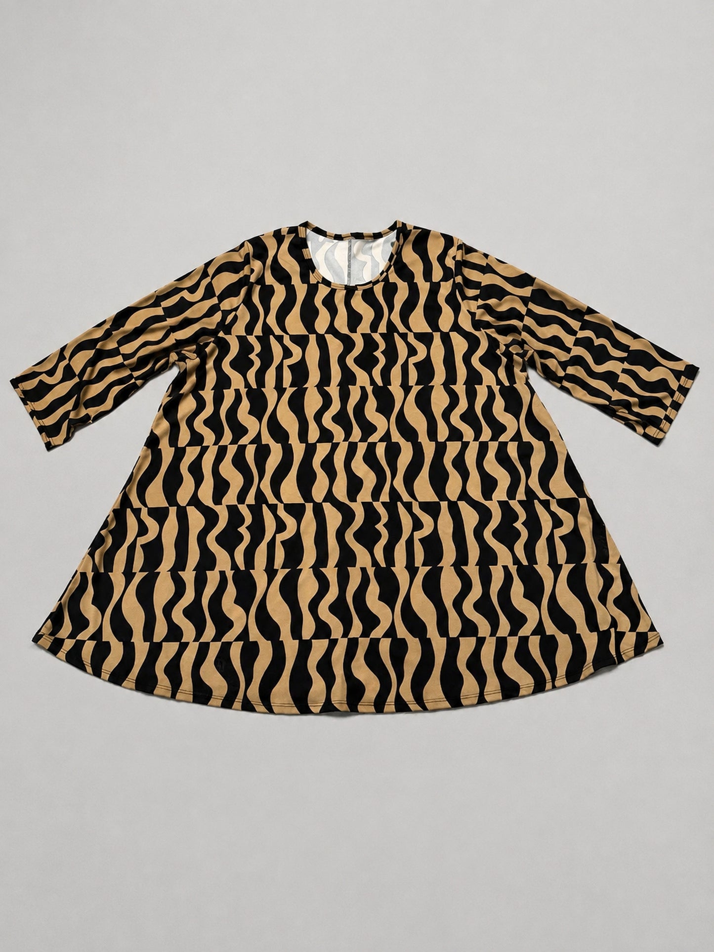 Naveed Shirt-Tunika Viskose Wellendruck Oversize – Einheitsgröße 50–60, Cognac/Schwarz