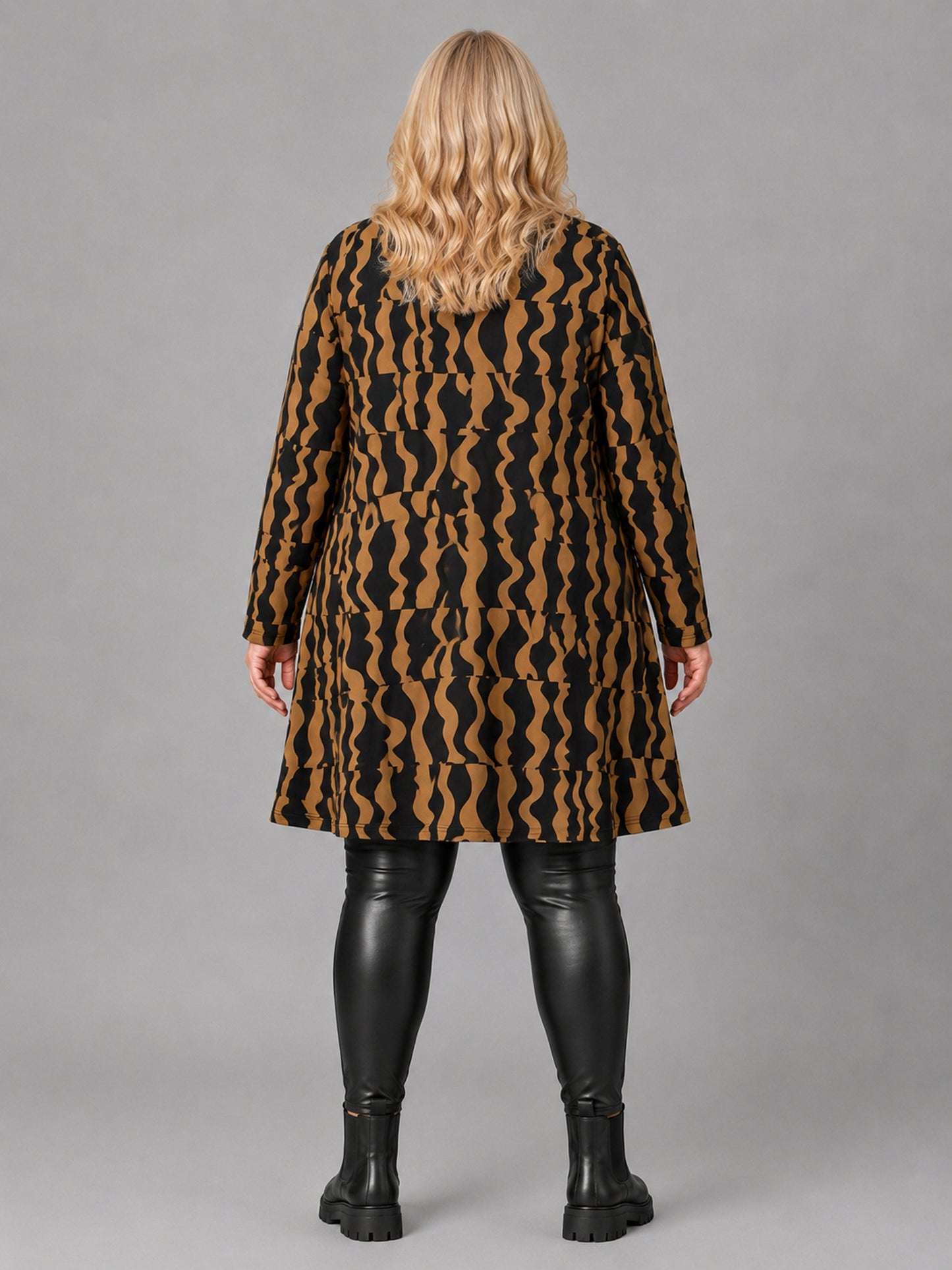 Naveed Shirt-Tunika Viskose Wellendruck Oversize – Einheitsgröße 50–60, Cognac/Schwarz