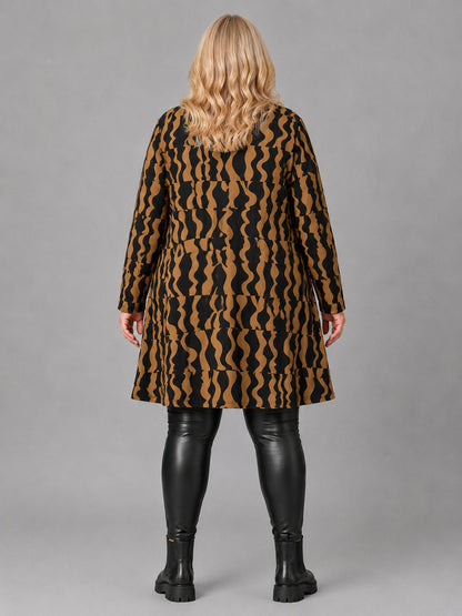 Naveed Shirt-Tunika Viskose Wellendruck Oversize – Einheitsgröße 50–60, Cognac/Schwarz