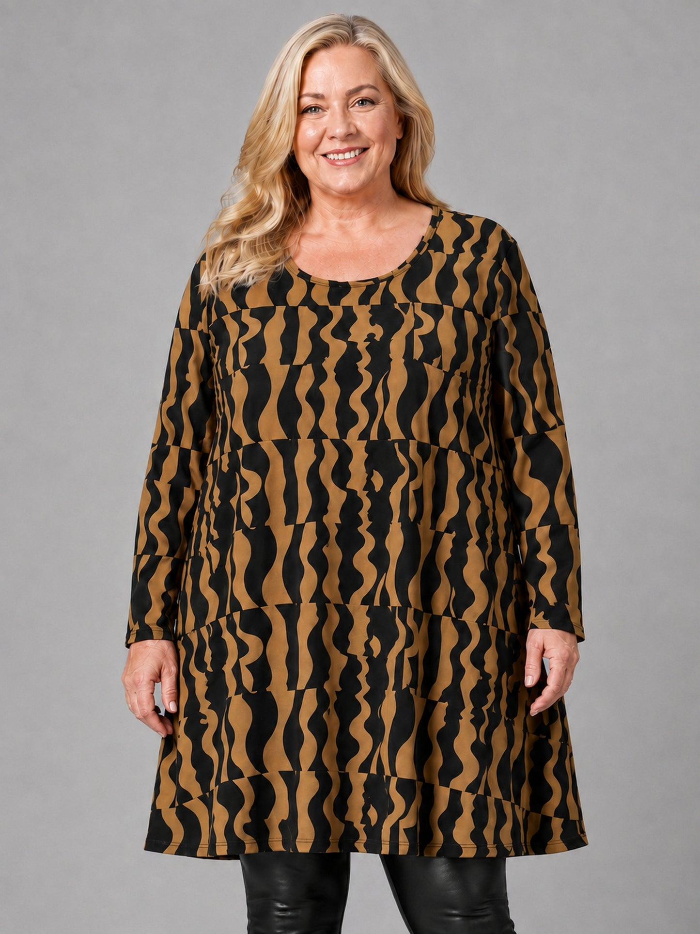 Naveed Shirt-Tunika Viskose Wellendruck Oversize – Einheitsgröße 50–60, Cognac/Schwarz