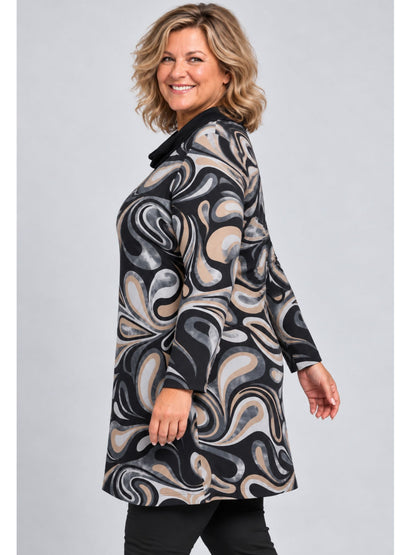 Tunika mit geschwungenem Muster in Schwarz, Grau und Beige, Blick über die Schulter, seitliche Ansicht