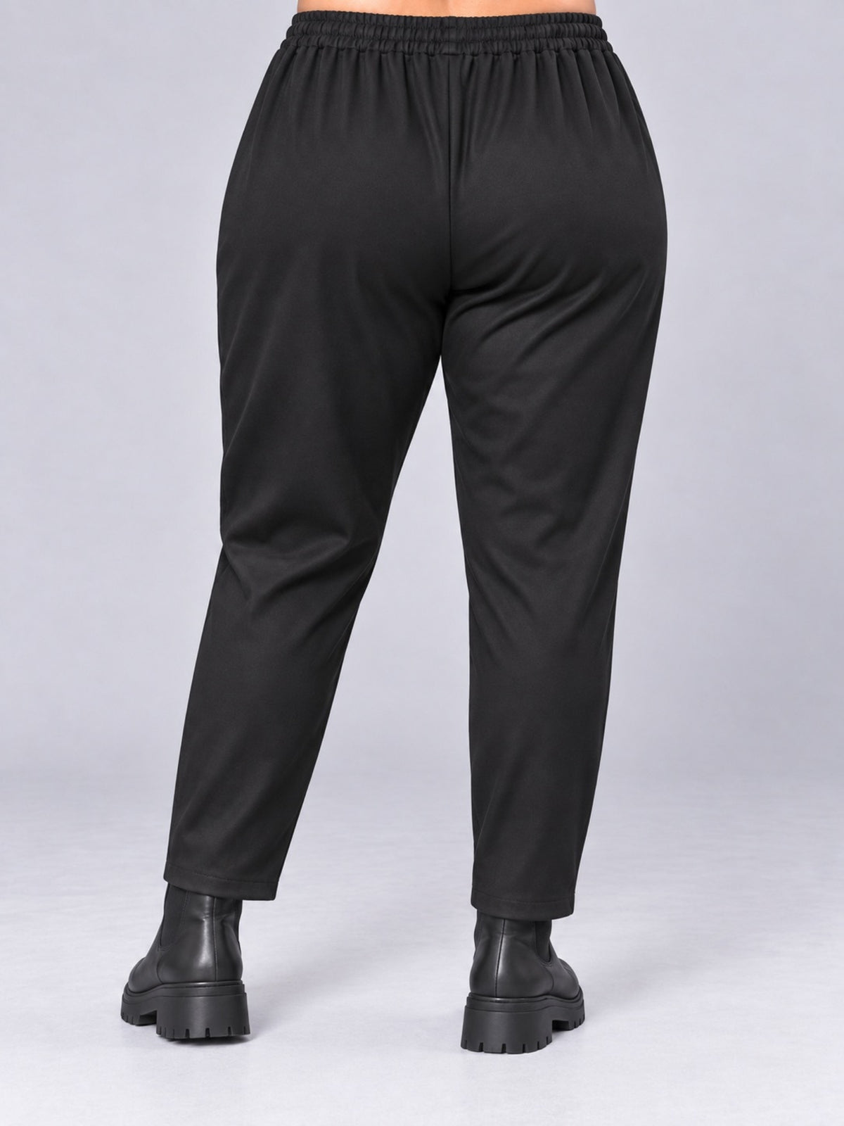Rückseite der schwarzen Hose aus dehnbarem Jersey mit breitem Gummibund, Rückansicht