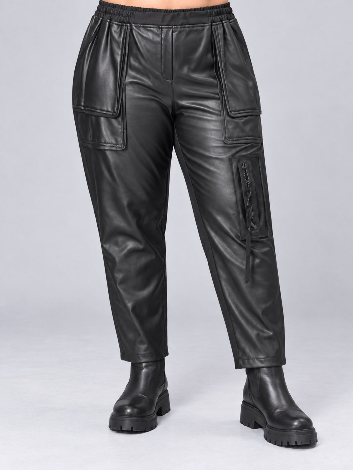 Schwarze Kunstlederhose von Sinne by Coom Design mit Cargotaschen, Vorderansicht
