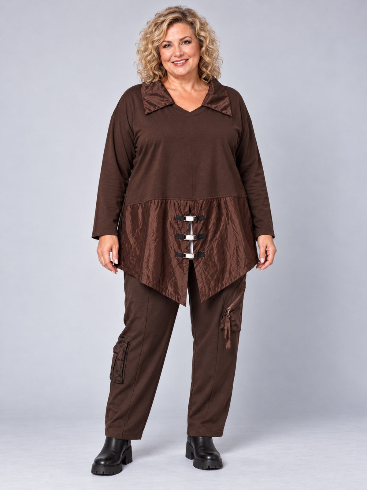 Schokobraune Hose von Sinne by Coom Design mit Taft-Taschen, getragen mit der passenden Tunika