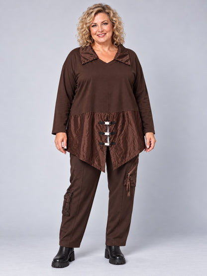 Schokobraune Hose von Sinne by Coom Design mit Taft-Taschen, getragen mit der passenden Tunika