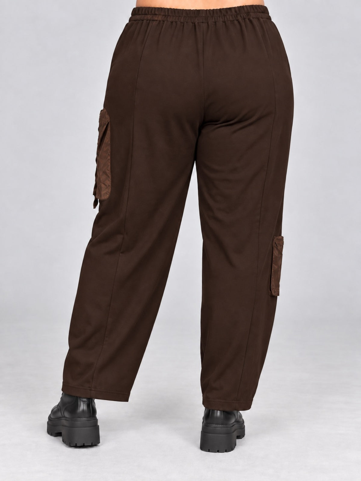 Schokobraune Hose mit Klappentaschen aus Taft an beiden Beinen, Rückansicht