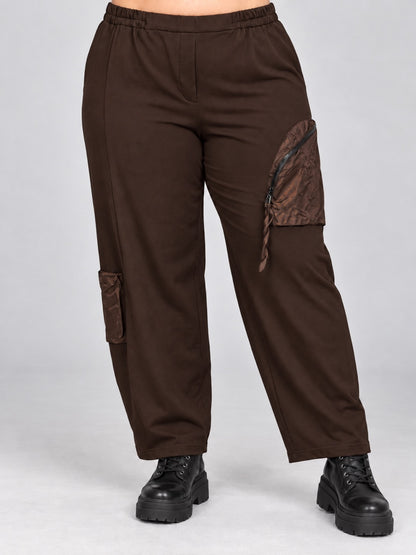 Schokobraune Hose mit weitem Bein und Gummibund, Vorderansicht