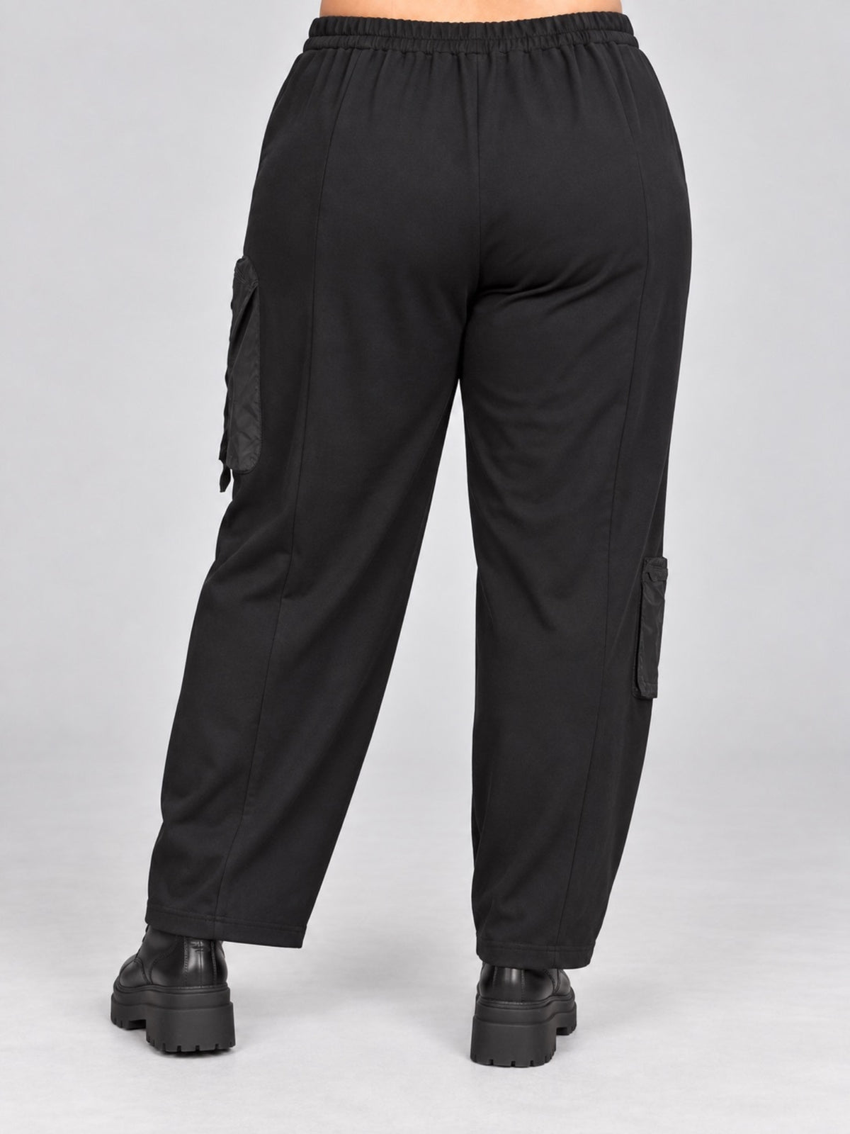 Schwarze Hose mit Klappentaschen aus Taft an beiden Beinen, Rückansicht