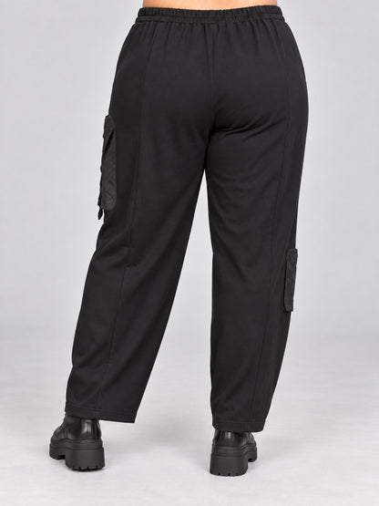 Schwarze Hose mit Klappentaschen aus Taft an beiden Beinen, Rückansicht