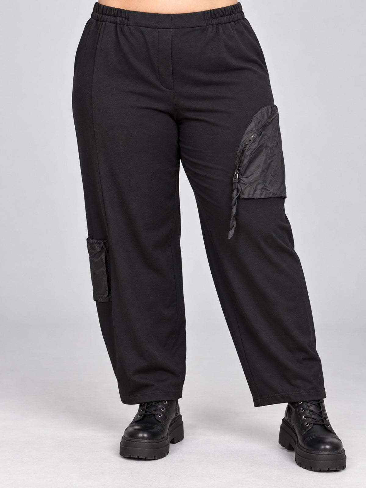 Schwarze Hose mit weitem Bein und elastischem Bund, Vorderansicht