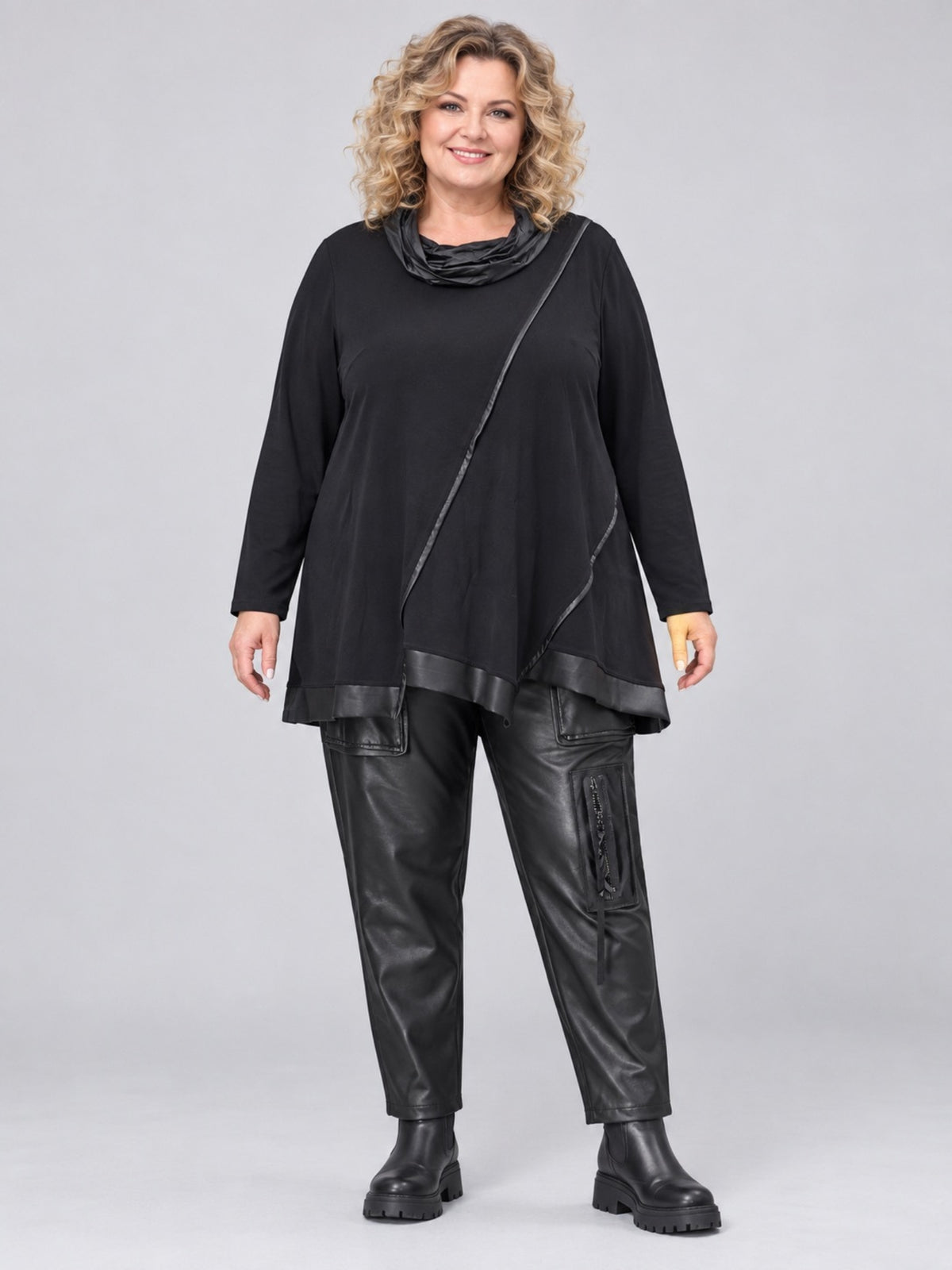 Schwarzes Shirt in A-Linie, getragen mit der schwarzen Kunstlederhose mit Cargotaschen