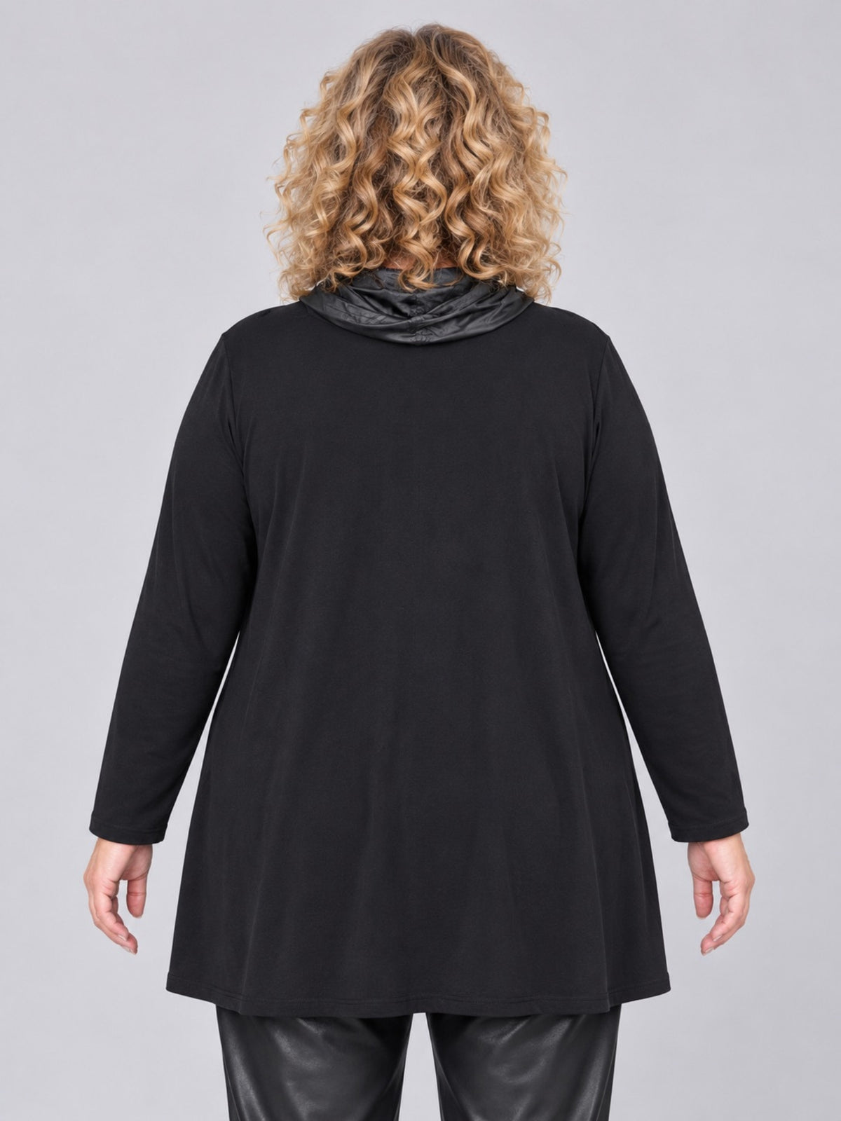 Glatte Rückseite des schwarzen Shirts mit dem Taftkragen im Nacken, Rückansicht
