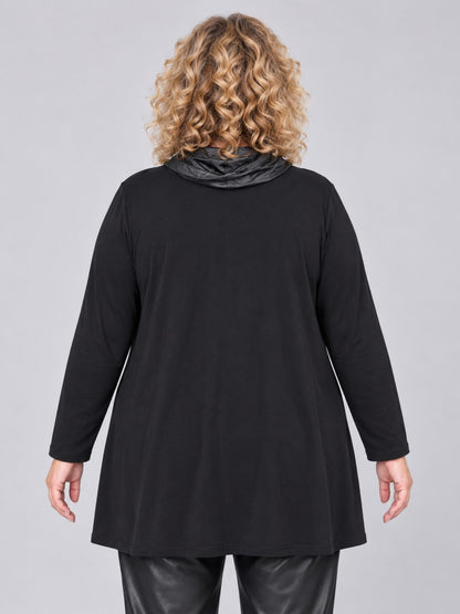 Glatte Rückseite des schwarzen Shirts mit dem Taftkragen im Nacken, Rückansicht